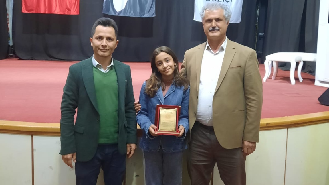 İlçemizde yapılan Mehmet Akif Ersoy'un Şiirlerini Okuma Yarışmasında üçüncü olan öğrencimiz Belinay Onuş'u tebrik ediyoruz.